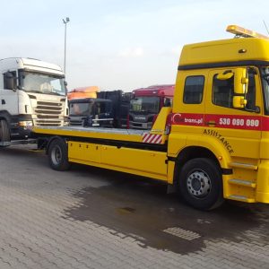 Holowanie TIR-a na trasie w okolicach Śląsk