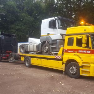 Holowanie TIR-a na trasie w okolicach Śląsk