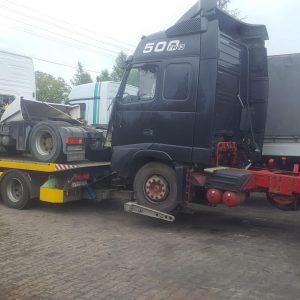 Holowanie TIR-a na drodze przez Emitrans w Gliwicach